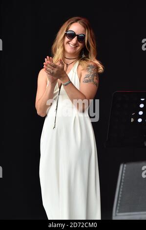 Margo Price si esibisce con Kris Kristofferson durante il festival di Glastonbury presso la Worthy Farm di Pilton, Somerset. Data immagine: Venerdì 23 giugno 2017. Il credito fotografico dovrebbe essere: Matt Crossick/ EMPICS Entertainment. Foto Stock