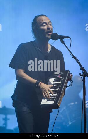 Thom Yorke di Radiohead che si esibisce durante il festival di Glastonbury presso la Worthy Farm di Pilton, Somerset. Data immagine: Venerdì 23 giugno 2017. Il credito fotografico dovrebbe essere: Matt Crossick/ EMPICS Entertainment. Foto Stock