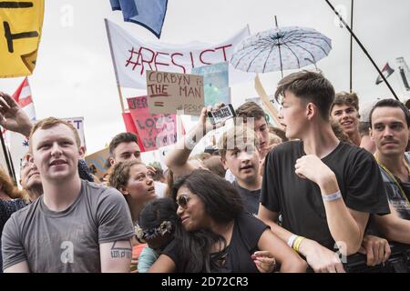 La folla guarda Jeremy Corbyn parlare sul palco di Pyramid durante il festival di Glastonbury presso la Worthy Farm di Pilton, Somerset. Data immagine: Sabato 24 giugno 2017. Il credito fotografico dovrebbe essere: Matt Crossick/ EMPICS Entertainment. Foto Stock