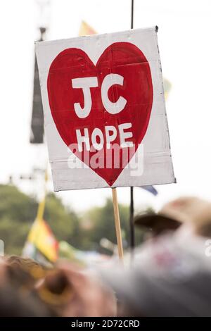 I banner si sono tenuti in mostra mentre la folla guarda Jeremy Corbyn parlare sul palco di Pyramid durante il festival di Glastonbury presso la Worthy Farm di Pilton, Somerset. Data immagine: Sabato 24 giugno 2017. Il credito fotografico dovrebbe essere: Matt Crossick/ EMPICS Entertainment. Foto Stock