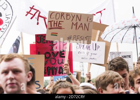 I banner si sono tenuti in mostra mentre la folla guarda Jeremy Corbyn parlare sul palco di Pyramid durante il festival di Glastonbury presso la Worthy Farm di Pilton, Somerset. Data immagine: Sabato 24 giugno 2017. Il credito fotografico dovrebbe essere: Matt Crossick/ EMPICS Entertainment. Foto Stock