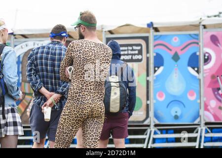 Le persone si accodano per i servizi igienici durante il festival di Glastonbury presso la Worthy Farm di Pilton, Somerset. Data immagine: Domenica 25 giugno 2017. Il credito fotografico dovrebbe essere: Matt Crossick/ EMPICS Entertainment. Foto Stock