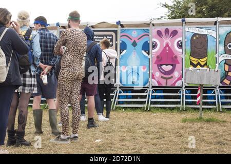 Le persone si accodano per i servizi igienici durante il festival di Glastonbury presso la Worthy Farm di Pilton, Somerset. Data immagine: Domenica 25 giugno 2017. Il credito fotografico dovrebbe essere: Matt Crossick/ EMPICS Entertainment. Foto Stock