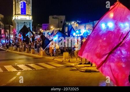 In un inutile tentativo di fermare le crescenti proteste contro l'illegalità di un primo ministro che si trova di fronte a 3 accuse di corruzione e corruzione e al suo governo e ministri gonfi e corrotti, il primo ministro israeliano Benjamin (Bibi) Netanyahu, ha imposto un blocco a livello nazionale [non necessario] che limita la mobilità a 1000 metri dalla residenza. Questo blocco ha avuto l'effetto opposto come centinaia di piccole dimostrazioni sono scoppiate in ogni giunzione principale e su ogni ponte e cavalcavia e praticamente ogni piazza della città. La polizia israeliana, come ordinato, sta facendo del suo meglio per prevenire questi de Foto Stock