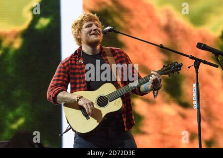 Ed Sheeran si esibisce sul palco di Pyramid durante il festival di Glastonbury presso la Worthy Farm di Pilton, Somerset. Data immagine: Domenica 25 giugno 2017. Il credito fotografico dovrebbe essere: Matt Crossick/ EMPICS Entertainment. Foto Stock