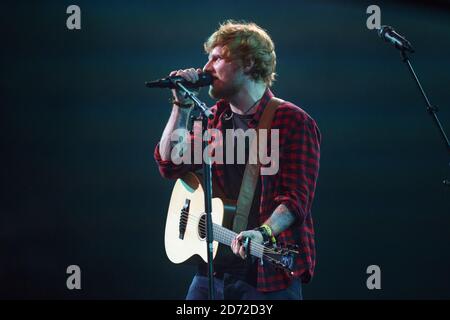 Ed Sheeran si esibisce sul palco di Pyramid durante il festival di Glastonbury presso la Worthy Farm di Pilton, Somerset. Data immagine: Domenica 25 giugno 2017. Il credito fotografico dovrebbe essere: Matt Crossick/ EMPICS Entertainment. Foto Stock