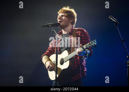 Ed Sheeran si esibisce sul palco di Pyramid durante il festival di Glastonbury presso la Worthy Farm di Pilton, Somerset. Data immagine: Domenica 25 giugno 2017. Il credito fotografico dovrebbe essere: Matt Crossick/ EMPICS Entertainment. Foto Stock