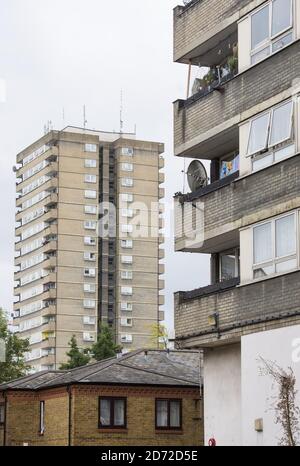 Vista generale della Silchester Estate a North Kensington, Londra. Il quartiere di Kensington e Chelsea è uno dei più polarizzati in Gran Bretagna, con alcuni dei più costosi immobili nel Regno Unito a pochi passi da molti dei quartieri più poveri del paese - compresa l'area intorno alla Torre di Grenfell. Data immagine: Martedì 11 luglio 2017. Il credito fotografico dovrebbe essere: Matt Crossick/ EMPICS Entertainment. Foto Stock