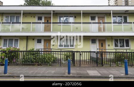 Vista generale della Silchester Estate a North Kensington, Londra. Il quartiere di Kensington e Chelsea è uno dei più polarizzati in Gran Bretagna, con alcuni dei più costosi immobili nel Regno Unito a pochi passi da molti dei quartieri più poveri del paese - compresa l'area intorno alla Torre di Grenfell. Data immagine: Martedì 11 luglio 2017. Il credito fotografico dovrebbe essere: Matt Crossick/ EMPICS Entertainment. Foto Stock