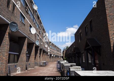 Vista generale della casa sulla Lancaster West Estate a North Kensington, Londra, di cui la Grenfell Tower fa parte. Il quartiere di Kensington e Chelsea è uno dei più polarizzati in Gran Bretagna, con alcuni dei più costosi immobili nel Regno Unito a pochi passi da molti dei quartieri più poveri del paese - compresa l'area intorno alla Torre di Grenfell. Data immagine: Mercoledì 12 luglio 2017. Il credito fotografico dovrebbe essere: Matt Crossick/ EMPICS Entertainment. Foto Stock