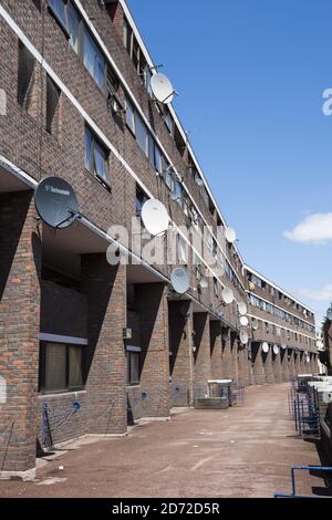 Vista generale della casa sulla Lancaster West Estate a North Kensington, Londra, di cui la Grenfell Tower fa parte. Il quartiere di Kensington e Chelsea è uno dei più polarizzati in Gran Bretagna, con alcuni dei più costosi immobili nel Regno Unito a pochi passi da molti dei quartieri più poveri del paese - compresa l'area intorno alla Torre di Grenfell. Data immagine: Mercoledì 12 luglio 2017. Il credito fotografico dovrebbe essere: Matt Crossick/ EMPICS Entertainment. Foto Stock