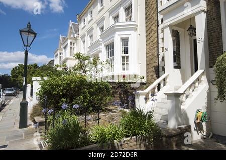 Vista generale delle case in Victoria Road, Londra, chiamato 'la strada più costosa nel Regno Unito' nel 2015 con un prezzo medio della casa di oltre £8 milioni. Il quartiere di Kensington e Chelsea è uno dei più polarizzati in Gran Bretagna, con alcuni dei più costosi immobili nel Regno Unito a pochi passi da molti dei quartieri più poveri del paese - compresa l'area intorno alla Torre di Grenfell. Data immagine: Mercoledì 12 luglio 2017. Il credito fotografico dovrebbe essere: Matt Crossick/ EMPICS Entertainment. Foto Stock