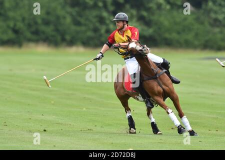 Il principe Harry ha ritratto giocando nella partita di polo del Jerudong Trophy, al Cirencester Park Polo Club, Gloucestershire. Data immagine: Sabato 15 luglio 2017. Il credito fotografico dovrebbe essere: Matt Crossick/ EMPICS Entertainment. Foto Stock