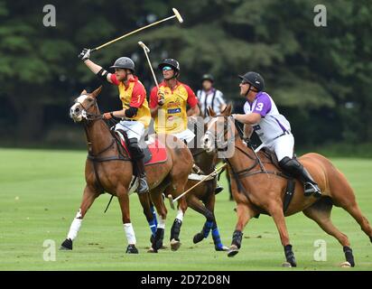 Il principe Harry ha ritratto giocando nella partita di polo del Jerudong Trophy, al Cirencester Park Polo Club, Gloucestershire. Data immagine: Sabato 15 luglio 2017. Il credito fotografico dovrebbe essere: Matt Crossick/ EMPICS Entertainment. Foto Stock