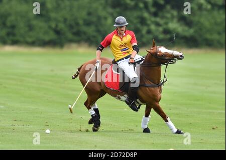 Il principe Harry ha ritratto giocando nella partita di polo del Jerudong Trophy, al Cirencester Park Polo Club, Gloucestershire. Data immagine: Sabato 15 luglio 2017. Il credito fotografico dovrebbe essere: Matt Crossick/ EMPICS Entertainment. Foto Stock