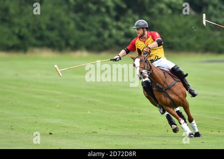 Il principe Harry ha ritratto giocando nella partita di polo del Jerudong Trophy, al Cirencester Park Polo Club, Gloucestershire. Data immagine: Sabato 15 luglio 2017. Il credito fotografico dovrebbe essere: Matt Crossick/ EMPICS Entertainment. Foto Stock