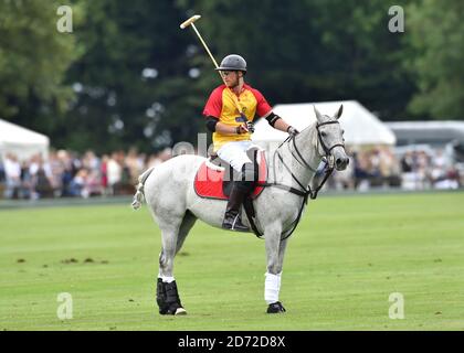 Il principe Harry ha ritratto giocando nella partita di polo del Jerudong Trophy, al Cirencester Park Polo Club, Gloucestershire. Data immagine: Sabato 15 luglio 2017. Il credito fotografico dovrebbe essere: Matt Crossick/ EMPICS Entertainment. Foto Stock