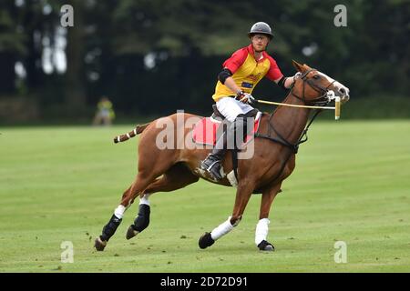 Il principe Harry ha ritratto giocando nella partita di polo del Jerudong Trophy, al Cirencester Park Polo Club, Gloucestershire. Data immagine: Sabato 15 luglio 2017. Il credito fotografico dovrebbe essere: Matt Crossick/ EMPICS Entertainment. Foto Stock