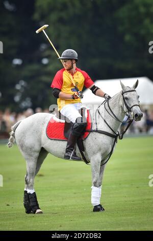 Il principe Harry ha ritratto giocando alla partita di polo del Jerudong Trophy, al Cirencester Park Polo Club, Gloucestershire. Data immagine: Sabato 15 luglio 2017. Il credito fotografico dovrebbe essere: Matt Crossick/ EMPICS Entertainment. Foto Stock