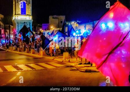 In un inutile tentativo di fermare le crescenti proteste contro l'illegalità di un primo ministro che si trova di fronte a 3 accuse di corruzione e corruzione e al suo governo e ministri gonfi e corrotti, il primo ministro israeliano Benjamin (Bibi) Netanyahu, ha imposto un blocco a livello nazionale [non necessario] che limita la mobilità a 1000 metri dalla residenza. Questo blocco ha avuto l'effetto opposto come centinaia di piccole dimostrazioni sono scoppiate in ogni giunzione principale e su ogni ponte e cavalcavia e praticamente ogni piazza della città. La polizia israeliana, come ordinato, sta facendo del suo meglio per prevenire questi de Foto Stock
