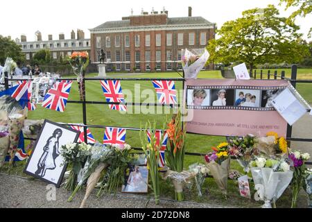 Fiori e tributi per celebrare il ventesimo anniversario della morte di Diana, principessa di Galles fuori Kensington Palace, a Londra. Data immagine: Giovedì 31 agosto, 2017. Il credito fotografico dovrebbe essere: Matt Crossick/ EMPICS Entertainment. Foto Stock