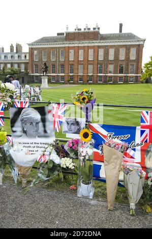 Fiori e tributi per celebrare il ventesimo anniversario della morte di Diana, principessa di Galles fuori Kensington Palace, a Londra. Data immagine: Giovedì 31 agosto, 2017. Il credito fotografico dovrebbe essere: Matt Crossick/ EMPICS Entertainment. Foto Stock