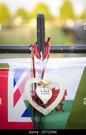 Fiori e tributi per celebrare il ventesimo anniversario della morte di Diana, principessa di Galles fuori Kensington Palace, a Londra. Data immagine: Giovedì 31 agosto, 2017. Il credito fotografico dovrebbe essere: Matt Crossick/ EMPICS Entertainment. Foto Stock