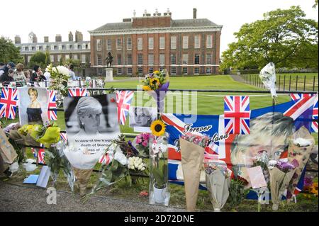 Fiori e tributi per celebrare il ventesimo anniversario della morte di Diana, principessa di Galles fuori Kensington Palace, a Londra. Data immagine: Giovedì 31 agosto, 2017. Il credito fotografico dovrebbe essere: Matt Crossick/ EMPICS Entertainment. Foto Stock