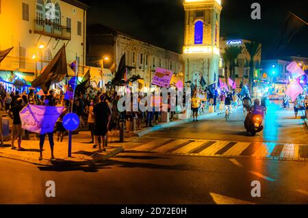 In un inutile tentativo di fermare le crescenti proteste contro l'illegalità di un primo ministro che si trova di fronte a 3 accuse di corruzione e corruzione e al suo governo e ministri gonfi e corrotti, il primo ministro israeliano Benjamin (Bibi) Netanyahu, ha imposto un blocco a livello nazionale [non necessario] che limita la mobilità a 1000 metri dalla residenza. Questo blocco ha avuto l'effetto opposto come centinaia di piccole dimostrazioni sono scoppiate in ogni giunzione principale e su ogni ponte e cavalcavia e praticamente ogni piazza della città. La polizia israeliana, come ordinato, sta facendo del suo meglio per prevenire questi de Foto Stock
