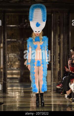 Modelli sulla passerella durante lo spettacolo Pam Hogg London Fashion Week SS18 che si tiene alla Freemason's Hall di Londra. Data immagine: Venerdì 16 settembre 2017. Il credito fotografico dovrebbe essere: Matt Crossick/ EMPICS Entertainment. Foto Stock