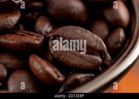 Roasting classico java e ricco gusto macro concetto primo piano sui chicchi di caffè nel macinacaffè vintage Foto Stock