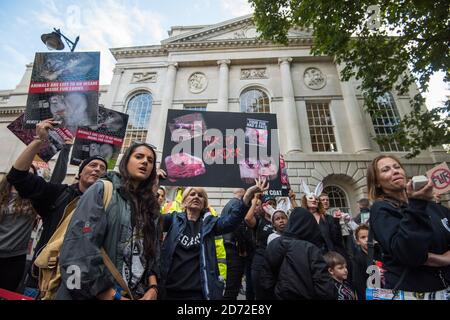 Gli attivisti anti-pelliccia protestano al di fuori dello spettacolo della Burberry London Fashion Week SS18 che si tiene alla Old Sessions House di Londra. Data immagine: Sabato 16 settembre 2017. Il credito fotografico dovrebbe essere: Matt Crossick/ EMPICS Entertainment. Foto Stock