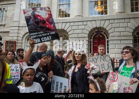 Gli attivisti anti-pelliccia protestano al di fuori dello spettacolo della Burberry London Fashion Week SS18 che si tiene alla Old Sessions House di Londra. Data immagine: Sabato 16 settembre 2017. Il credito fotografico dovrebbe essere: Matt Crossick/ EMPICS Entertainment. Foto Stock