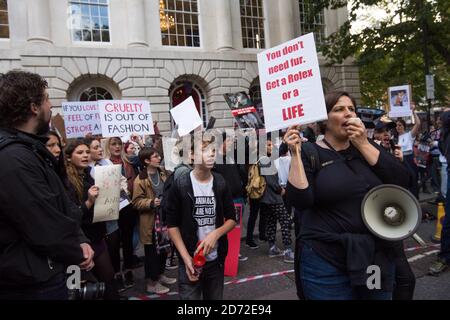 Gli attivisti anti-pelliccia protestano al di fuori dello spettacolo della Burberry London Fashion Week SS18 che si tiene alla Old Sessions House di Londra. Data immagine: Sabato 16 settembre 2017. Il credito fotografico dovrebbe essere: Matt Crossick/ EMPICS Entertainment. Foto Stock