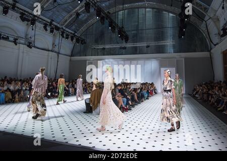 Modelli sulla passerella alla sfilata della Temperley London Fashion Week SS18, tenutasi alla Lindley Hall di Londra. Data immagine: Domenica 17 settembre 2017. Il credito fotografico dovrebbe essere: Matt Crossick/ EMPICS Entertainment. Foto Stock