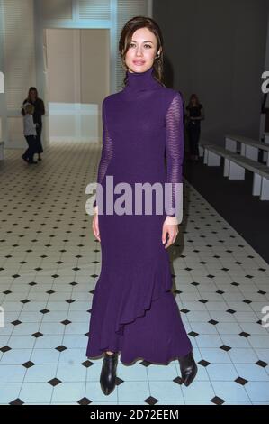 Olga Kurylenko in prima fila alla mostra della Temperley London Fashion Week SS18, tenutasi alla Lindley Hall di Londra. Data immagine: Domenica 17 settembre 2017. Il credito fotografico dovrebbe essere: Matt Crossick/ EMPICS Entertainment. Foto Stock