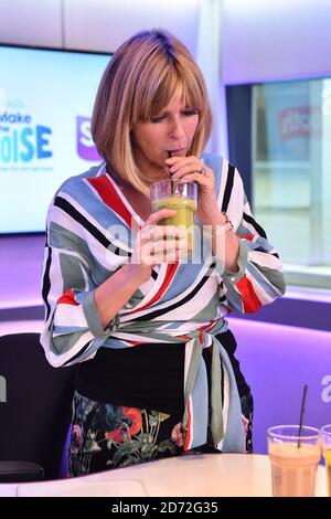 Kate Garraway beve frullati orribili come un sfidante di raccolta fondi durante il Global's Make Some Noise Day 2017, presso i loro studi a Leicester Square, Londra. L'evento aiuta a raccogliere fondi per il Global's fare un po 'rumore, la carità istituita da Global per aiutare i giovani svantaggiati in tutto il Regno Unito. Data immagine: Venerdì 6 ottobre 2017. Il credito fotografico dovrebbe essere: Matt Crossick/ EMPICS Entertainment. Foto Stock