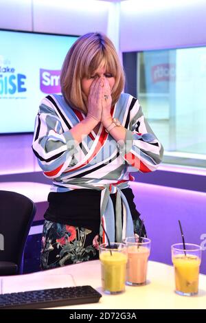 Kate Garraway beve frullati orribili come un sfidante di raccolta fondi durante il Global's Make Some Noise Day 2017, presso i loro studi a Leicester Square, Londra. L'evento aiuta a raccogliere fondi per il Global's fare un po 'rumore, la carità istituita da Global per aiutare i giovani svantaggiati in tutto il Regno Unito. Data immagine: Venerdì 6 ottobre 2017. Il credito fotografico dovrebbe essere: Matt Crossick/ EMPICS Entertainment. Foto Stock