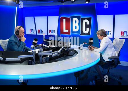 Il primo Ministro Theresa May partecipa a un telefono in diretta sulla stazione radio LBC, ospitata da Iain Dale, presso i loro studi a Leicester Square, Londra. Data immagine: Martedì 10 ottobre 2017. Il credito fotografico dovrebbe essere: Matt Crossick/ EMPICS Entertainment. Foto Stock