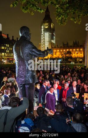 Graa Machel (centro, cappotto viola) raffigurato sotto la statua di Nelson Mandela in Parliament Square, Londra, dopo una marcia simbolica con gli anziani, un gruppo di leader globali fondato da Nelson Mandela. Data immagine: Lunedì 23 ottobre 2017. Il credito fotografico dovrebbe essere: Matt Crossick/ EMPICS Entertainment. Foto Stock