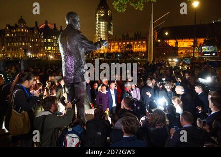 Graa Machel (centro, cappotto viola) raffigurato sotto la statua di Nelson Mandela in Parliament Square, Londra, dopo una marcia simbolica con gli anziani, un gruppo di leader globali fondato da Nelson Mandela. Data immagine: Lunedì 23 ottobre 2017. Il credito fotografico dovrebbe essere: Matt Crossick/ EMPICS Entertainment. Foto Stock