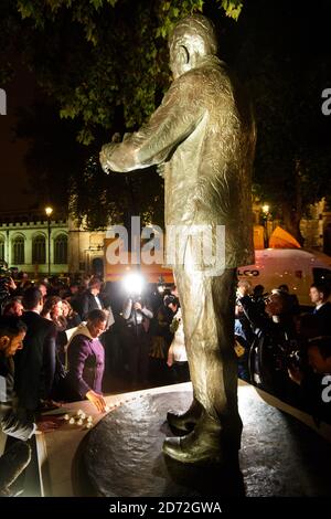 Graa Machel (centro, cappotto viola) raffigurato sotto la statua di Nelson Mandela in Parliament Square, Londra, dopo una marcia simbolica con gli anziani, un gruppo di leader globali fondato da Nelson Mandela. Data immagine: Lunedì 23 ottobre 2017. Il credito fotografico dovrebbe essere: Matt Crossick/ EMPICS Entertainment. Foto Stock