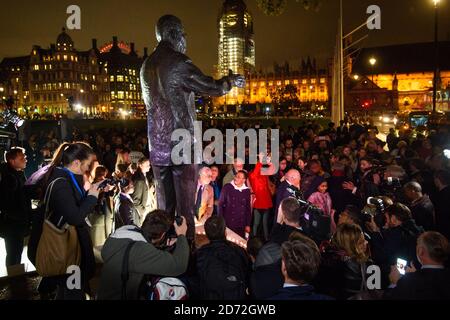 Graa Machel (centro, cappotto viola) raffigurato sotto la statua di Nelson Mandela in Parliament Square, Londra, dopo una marcia simbolica con gli anziani, un gruppo di leader globali fondato da Nelson Mandela. Data immagine: Lunedì 23 ottobre 2017. Il credito fotografico dovrebbe essere: Matt Crossick/ EMPICS Entertainment. Foto Stock