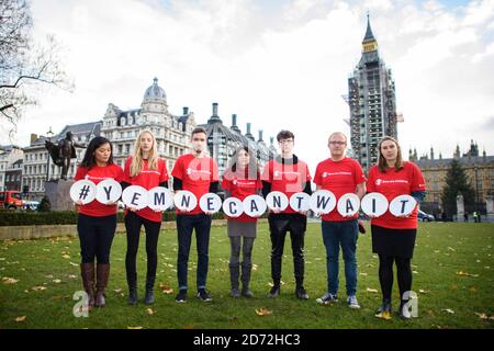 Gli attivisti tengono delle tavole vuote a Parliament Square, Londra, nell'ambito di una campagna di Save the Children per evidenziare i 130 bambini che muoiono in Yemen, come parte della crisi umanitaria esacerbata dall'Arabia Saudita e dal blocco del paese guidato dagli Emirati Arabi Uniti. Data immagine: Martedì 28 novembre 2017. Il credito fotografico dovrebbe essere: Matt Crossick/ EMPICS Entertainment. L'associazione di beneficenza chiede al governo britannico di esercitare pressioni per l'azione in Yemen il giorno della RIUNIONE DEL QUAD a Londra . Foto Stock