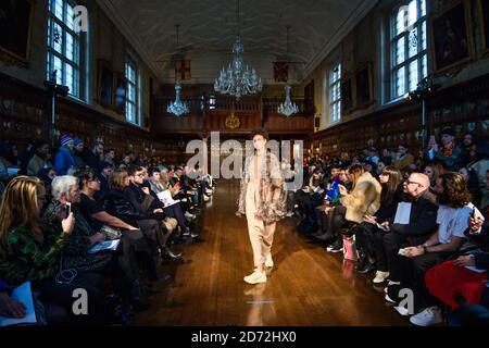 Modelli sulla passerella durante la sfilata degli uomini della Edward Crutchley London Fashion Week AW18, tenutasi alla ironmongers' Hall di Londra. Data immagine: Sabato 6 gennaio 2018. Il credito fotografico dovrebbe essere: Matt Crossick/ EMPICS Entertainment. Foto Stock