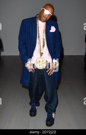 Slick Rick in prima fila durante lo spettacolo Christopher Raeburn London Fashion Week Men's AW18, tenuto allo spazio del BFC Show di Londra. Data immagine: Domenica 7 gennaio 2018. Il credito fotografico dovrebbe essere: Matt Crossick/ EMPICS Entertainment. Foto Stock