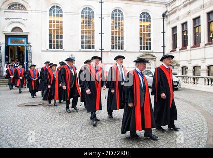 I membri della Stationers' Company camminano verso la Cattedrale di St Paul durante la cerimonia annuale delle torte e dell'Ale, dalla loro sala nella città di Londra. La cerimonia, che si svolge dal 17 ° secolo alla conquista di Alderman John Norton, prevede una processione alla Cattedrale di San Paolo, un servizio speciale, seguito da un pasto nella sala. Data immagine: Martedì 13 febbraio 2018. Il credito fotografico dovrebbe essere: Matt Crossick/ EMPICS Entertainment. Foto Stock