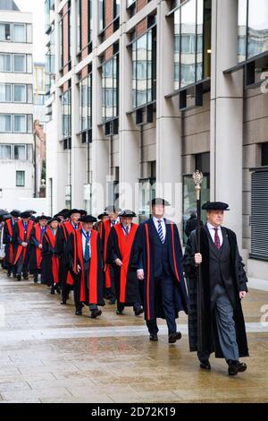 I membri della Stationers' Company camminano verso la Cattedrale di St Paul durante la cerimonia annuale delle torte e dell'Ale, dalla loro sala nella città di Londra. La cerimonia, che si svolge dal 17 ° secolo alla conquista di Alderman John Norton, prevede una processione alla Cattedrale di San Paolo, un servizio speciale, seguito da un pasto nella sala. Data immagine: Martedì 13 febbraio 2018. Il credito fotografico dovrebbe essere: Matt Crossick/ EMPICS Entertainment. Foto Stock