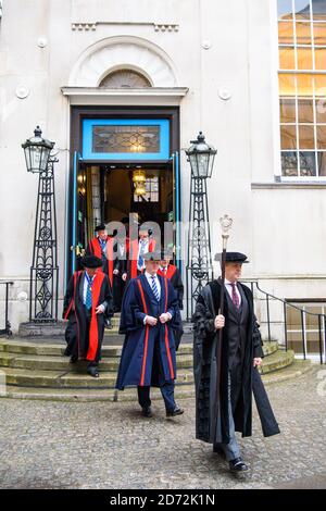 I membri della Stationers' Company camminano verso la Cattedrale di St Paul durante la cerimonia annuale delle torte e dell'Ale, dalla loro sala nella città di Londra. La cerimonia, che si svolge dal 17 ° secolo alla conquista di Alderman John Norton, prevede una processione alla Cattedrale di San Paolo, un servizio speciale, seguito da un pasto nella sala. Data immagine: Martedì 13 febbraio 2018. Il credito fotografico dovrebbe essere: Matt Crossick/ EMPICS Entertainment. Foto Stock