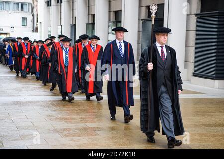 I membri della Stationers' Company camminano verso la Cattedrale di St Paul durante la cerimonia annuale delle torte e dell'Ale, dalla loro sala nella città di Londra. La cerimonia, che si svolge dal 17 ° secolo alla conquista di Alderman John Norton, prevede una processione alla Cattedrale di San Paolo, un servizio speciale, seguito da un pasto nella sala. Data immagine: Martedì 13 febbraio 2018. Il credito fotografico dovrebbe essere: Matt Crossick/ EMPICS Entertainment. Foto Stock